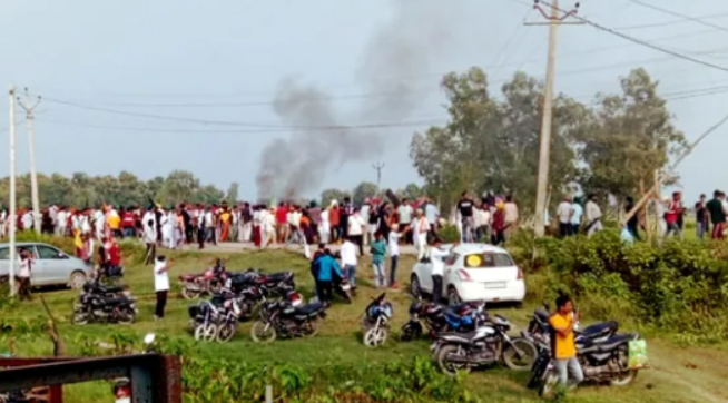 為農業法上街示威的印度農民。在與官員衝突爆發後，焚燒官員的車輛。   圖 : 擷取自影片