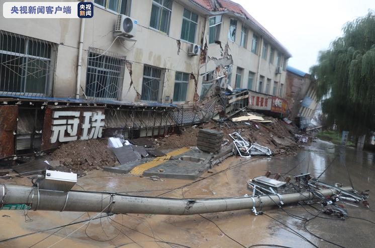 中國大陸甘肅省平涼市靈台縣一處山坡地土石流，造成7棟建築傾斜、倒塌。   圖：翻攝央視新聞客戶端