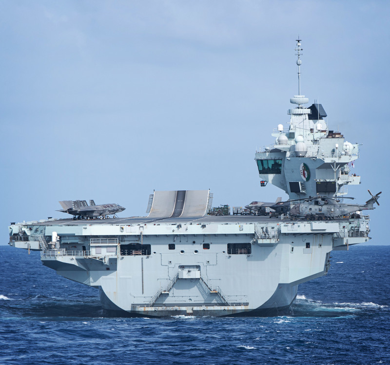 英國海軍「伊麗莎白女王號(R08)」航母打擊群4日最新動態：取道巴士海峽進入南海。   圖：翻攝 Navy Lookout推特