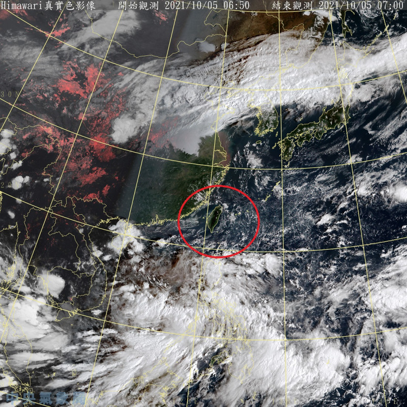 台灣（紅圈處）北有太平洋高壓，南有熱帶擾動，今天大部分地區天氣晴朗，但要小心午後山區將出現短暫雨。   圖：中央氣象局/提供