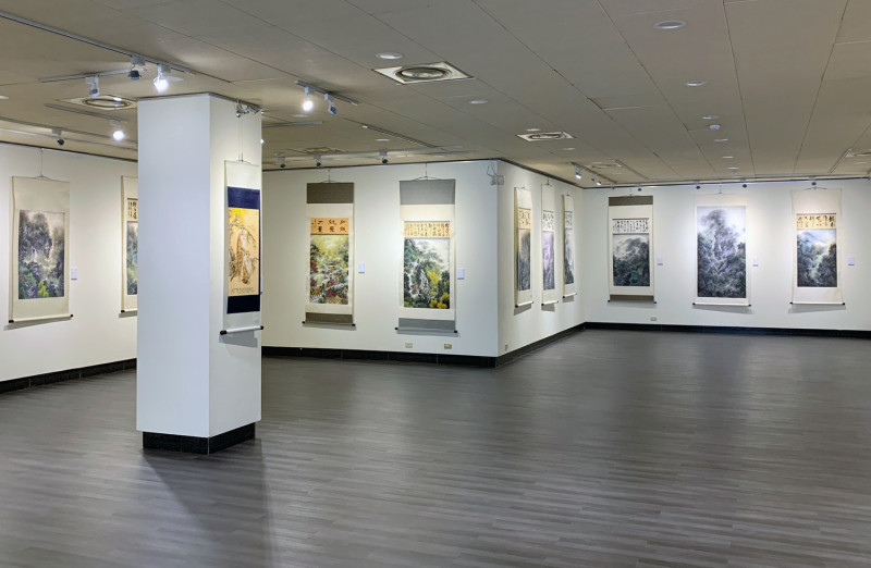 「看山-林昆山個展」多幅作品環繞展場，如同置身山林之中。   圖：新北市文化局提供