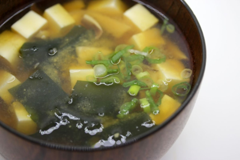 不少人烹飪味噌湯時都會加入豆腐、海帶芽等食材，就有女網友分享「一招」讓湯頭更加鮮美，而引來老饕大讚「很多日本店都會這樣煮！」（示意圖）   圖：翻攝自photoAC