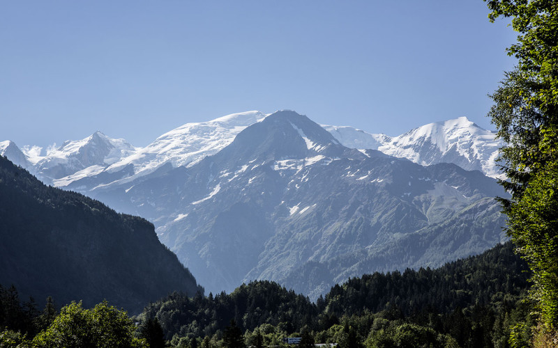位於義大利與法國阿爾卑斯山的白朗峰，是西歐第一高峰，長年被積雪覆蓋，近年來測量高度年年降低。   圖：翻攝自義大利白朗峰官網