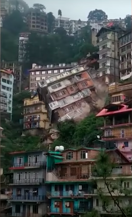 印度北部一棟大樓因土石流倒塌，畫面十分驚悚。   圖：翻攝自YouTube