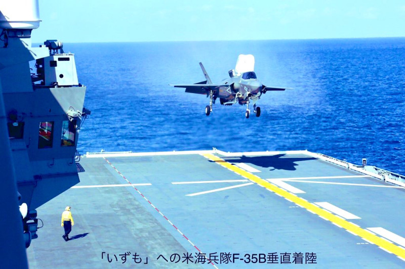日本海上自衛隊直升機護衛艦「出雲號」10月3日進行首次F-35B戰機著艦演練。圖為F-35B垂直降落。   圖：翻攝防衛省 海上自衛隊推特