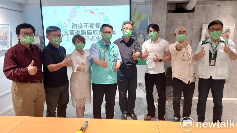 台南市議員蔡旺詮率先把服務處打造成公益美術音樂展演空間，不定期安排畫家與表演者進駐。原本計畫在日前舉行開幕式，但考量防疫工作需避免人潮群聚，自10月16日起展開一系列的人文、音樂及藝術講座。   圖：黃博郎／攝
