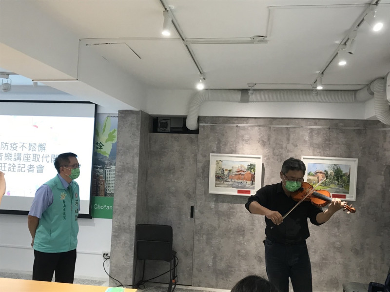台南市議員蔡旺詮率先把服務處打造成公益美術音樂展演空間,不定期安排畫家與表演者進駐。原本計畫在日前舉行開幕式,但考量防疫工作需避免人潮群聚,自10月16日起展開一系列的人文、音樂及藝術講座。 圖:黃博郎/攝