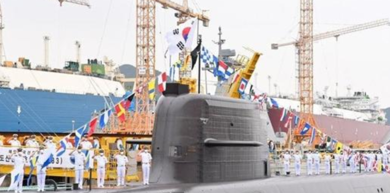 韓國新型潛艇於上月15日成功試射自主研製的潛射彈道導彈。   圖：環球網