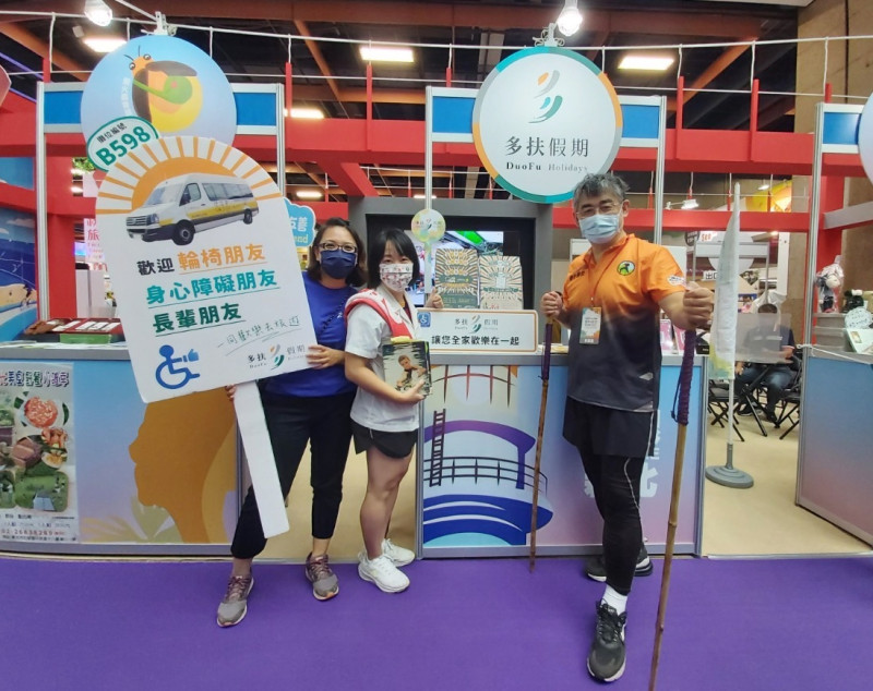 「多扶旅行社」邀請到台灣首位醫師導遊郭健中介紹健走杖及健康課程。   圖：新北市觀旅局提供