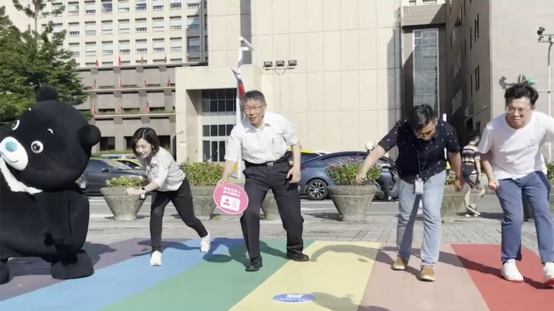 台北市長柯文哲拍攝熊好券宣傳片，邀請到國民黨議員游淑慧扮「魷魚遊戲」中的詭異娃娃。   圖：讀者提供