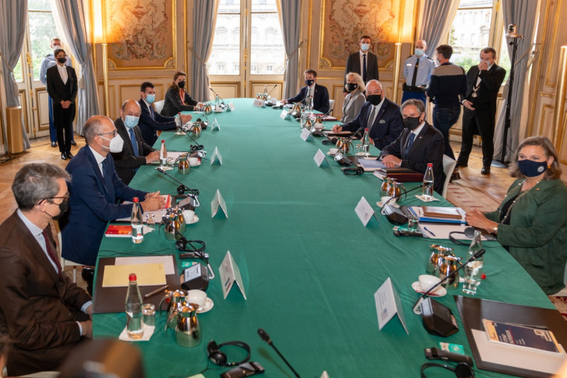 美國國務卿布林肯5日在巴黎與法國外長勒德里昂舉行會談。   圖：取自SecBlinken twitter