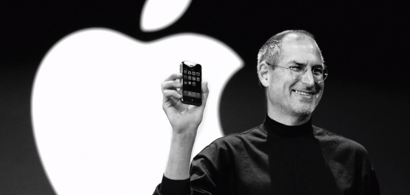 昨天是蘋果創辦人賈伯斯（Steve Jobs）逝世10週年，執行長庫克表示，自己沒有一天不想他。   圖：截取自蘋果官網影片