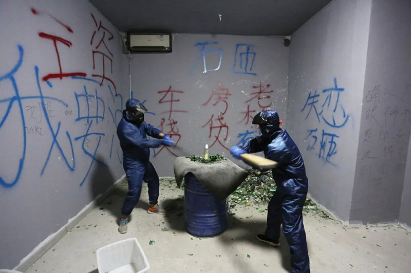 解壓館的砸牆、砸電腦等項目成為許多年輕人釋放壓力的新管道。   圖 : 翻攝自豹變
