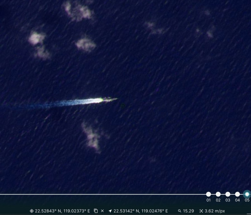 網友「GEOINT」推特發文，指5日的衛星影像，在南海靠近台灣海峽南口發現疑似共軍052D型驅逐艦向東航行。   圖：翻攝GEOINT推特