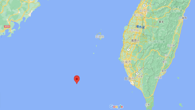 依網友「GEOINT」衛星圖像所載經緯度換算，該艦所在高雄外海約100至130公里左右位置，距七美島僅87公里。   圖：新頭殼製作/翻攝Google Map