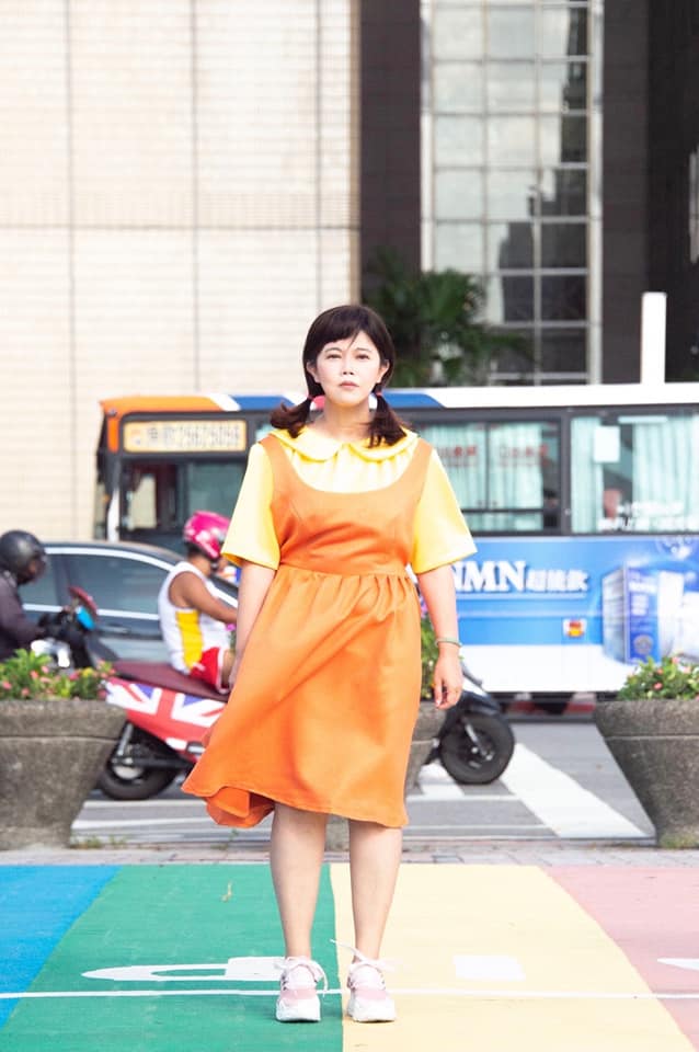 國民黨台北市議員游淑慧扮演《魷魚遊戲》中的詭異娃娃。   圖：翻攝游淑慧臉書