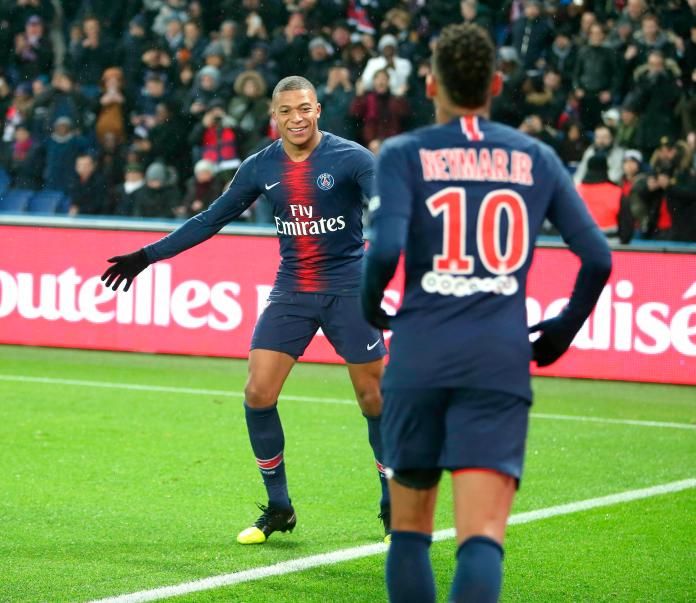 巴黎聖日耳曼打算開出世界最高薪留住法國球星Kylian Mbappe(左)。   圖／美聯社／達志影像