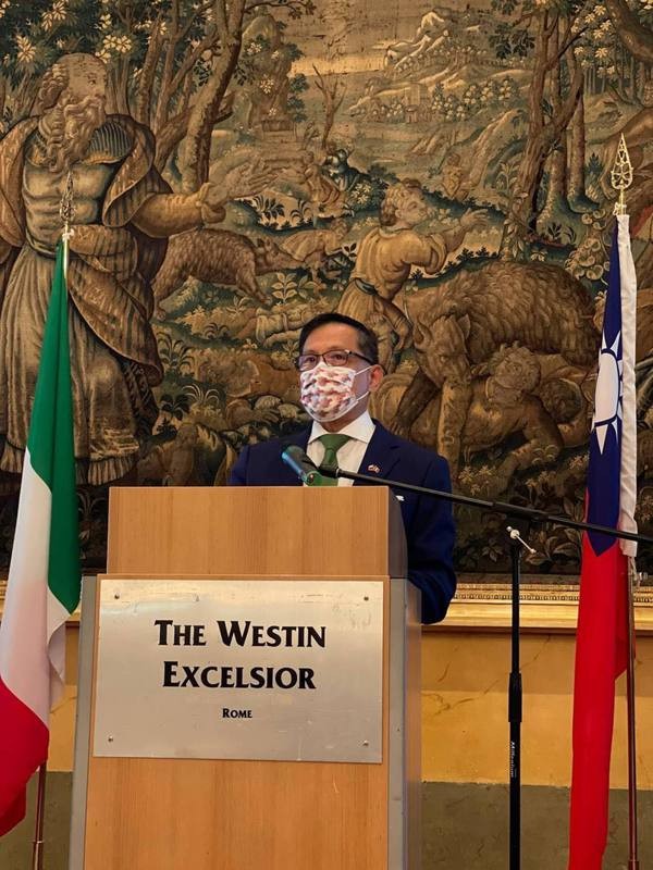 駐義代表李新穎致詞時,除細說台義近期各層面關係進展,也呼籲各界支持台灣參與國際組織。 圖:駐義代表處提供 駐義代表李新穎致詞時,除細說台義近期各層面關係進展,也呼籲各界支持台灣參與國際組織。 圖:駐義代表處提供