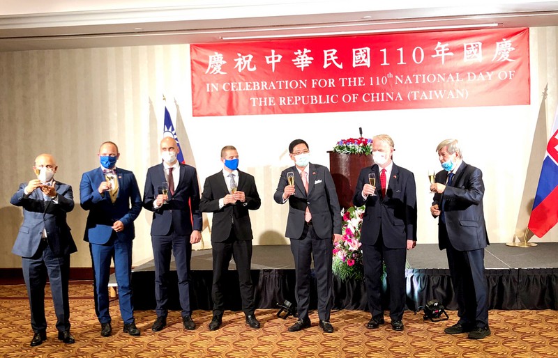 駐斯洛伐克代表處6日晚舉辦國慶酒會,由駐斯洛伐克代表李南陽(右3)主持,多位政要到場祝賀。 圖:駐斯洛伐克代表處提供 駐斯洛伐克代表處6日晚舉辦國慶酒會,由駐斯洛伐克代表李南陽(右3)主持,多位政要到場祝賀。 圖:駐斯洛伐克代表處提供