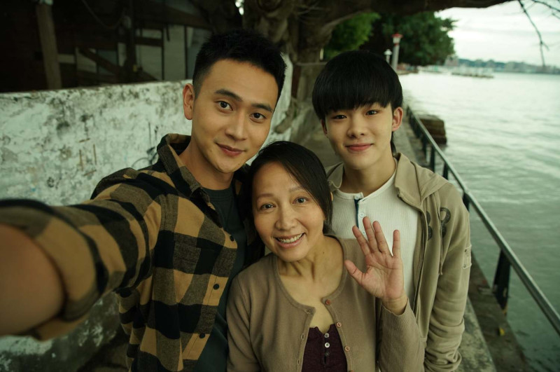 洪綺陽(中)曾在《火神的眼淚》飾演劉冠廷(左)的母親。   圖：翻攝自《火神的眼淚》臉書