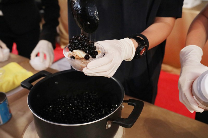 華府雙橡園國慶酒會6日晚間舉行，現場端出加有台灣噶瑪蘭威士忌的黑糖珍珠剉冰，頗受賓客歡迎。   圖/中央社提供