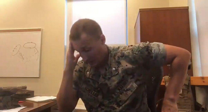 舍勒(Lt. Col. Stuart Scheller)因在臉書發文批評美軍高層而將面臨軍事法庭的審判。 圖:翻攝自舍勒臉書影片