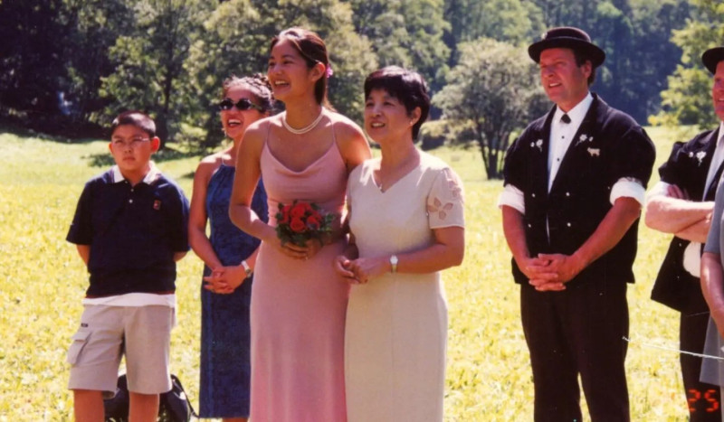 Janet翻出20年前穿著該件洋裝參加姊姊婚禮的照片。   圖：翻攝自Janet謝怡芬臉書