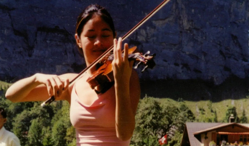 Janet拉著小提琴，凍齡樣貌讓不少網友驚嘆。   圖：翻攝自Janet謝怡芬臉書