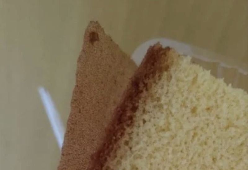愛吃蜂蜜蛋糕的你，肯定都知道，蛋糕體的底部都會有一層透明的紙，究竟那層紙到底能不能吃呢。   圖/Dcard