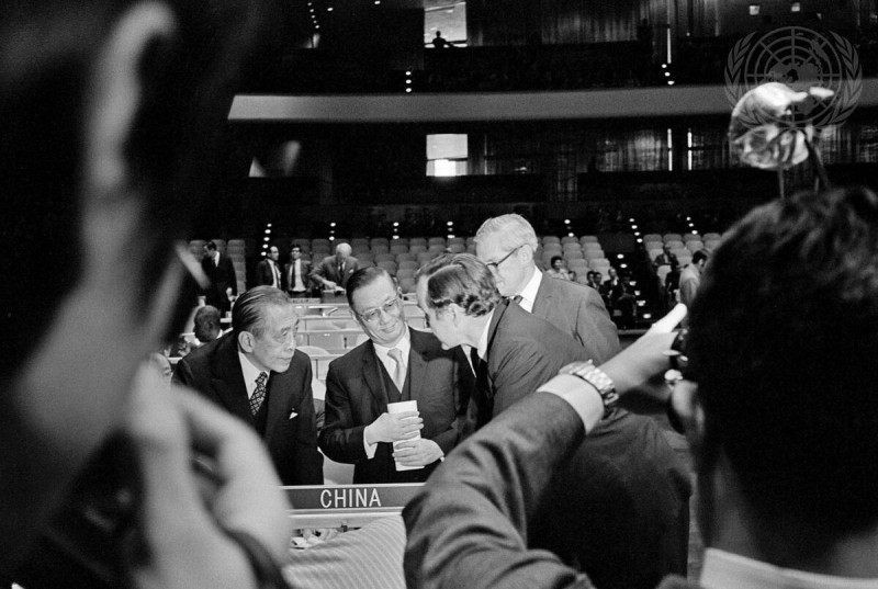 中國代表權辯論前，美駐UN大使(老布希)與周書楷(中，外長)、劉鍇(左，我駐UN代表)會商。 圖：取材自聯合國網站