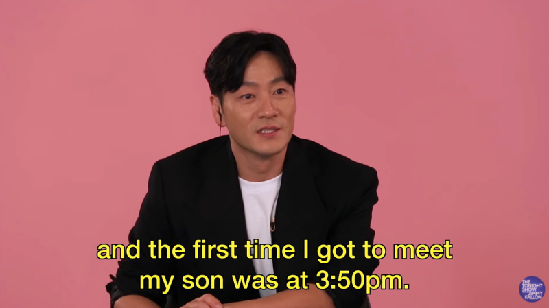朴海秀透露兒子在劇集全球上架的前10分鐘出生，朋友則笑稱他兒子是「魷魚寶寶」。   圖：翻攝自《吉米A咖秀》YouTube