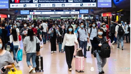 中國「十一」長假今日收假，鐵站內人潮眾多。   圖 : 翻攝騰訊網