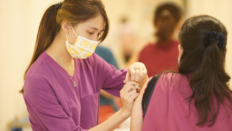 亞東醫院今針對成年人接種疫苗提出建議，並建議成年人仍應該在合適的時間點施打相關的疫苗，來補足身體免疫力。   圖：亞東醫院/提供