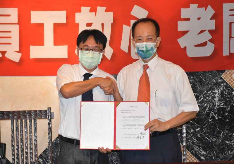 漢王總裁林富男(右)與馗鼎董事長陳俊欽簽訂承攬契約書。   圖：孫家銘攝