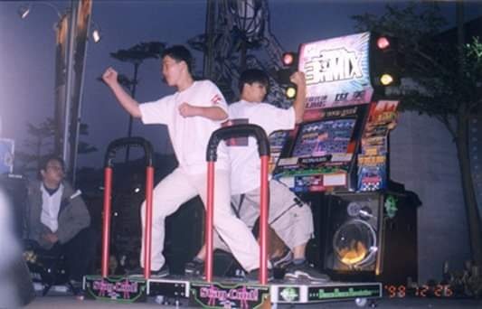 陳柏惟在臉書貼出1999年在信義威秀的跳舞機比賽照片，勾起不少人當年打電動的回憶。   圖：翻攝自3Qi.tw 陳柏惟臉書
