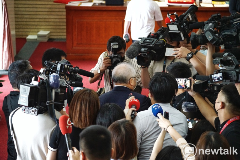主計長朱澤民被媒體包圍。   圖：張良一/攝