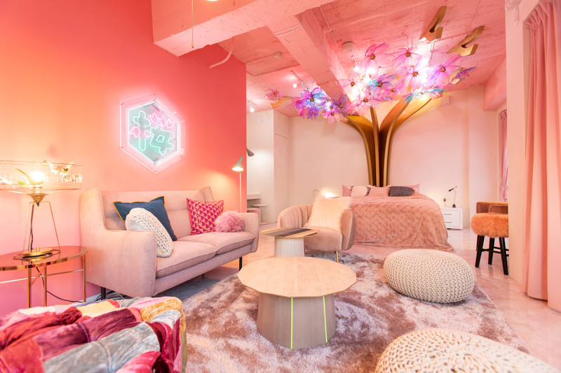 床頭長出七彩櫻花樹的「SAKURA房」。   圖：東京觀光事務所台灣辦事處／提供