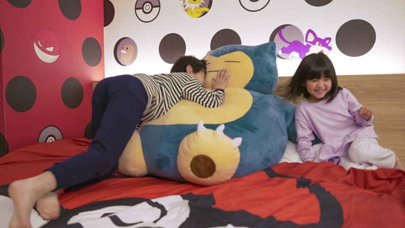「寶可夢房」放在床上的巨大卡比獸玩偶，是最受小朋友喜愛的地方。   圖：東京觀光事務所台灣辦事處／提供