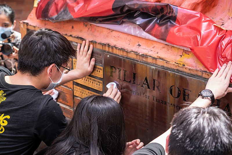 香港大學學生會成員在去年六四前夕洗刷國殤之柱。   圖：擷取自維基百科