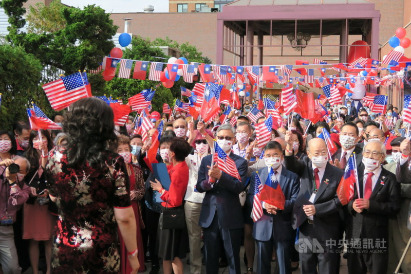 紐約市皇后區當地時間9日舉行雙十國慶活動，數百人參加，手持中華民國與美國國旗並高呼「中華民國萬歲」、「台灣加油」等口號。   圖/中央社