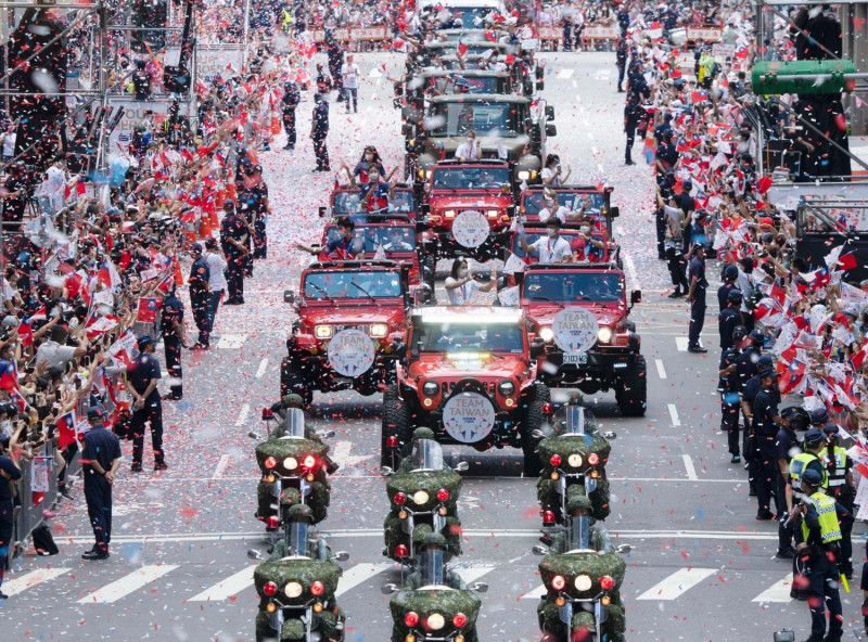 國慶大典英雄遊行漫天彩帶十分壯觀。   圖 : 翻攝中華文化總會臉書
