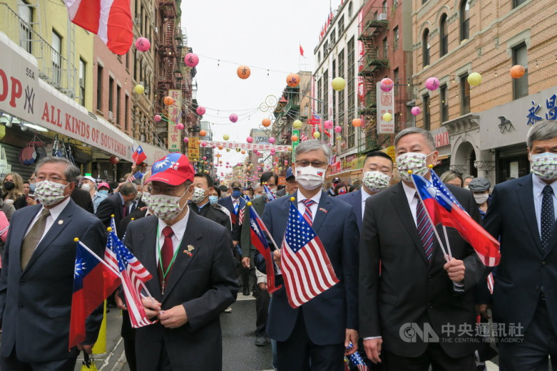 為迎接雙十國慶，紐約曼哈頓華埠街頭張燈結彩，駐紐約辦事處長李光章（中）與紐約中華公所主席于金山（左2）等人手持中華民國與美國國旗參加慶祝活動。   圖/中央社