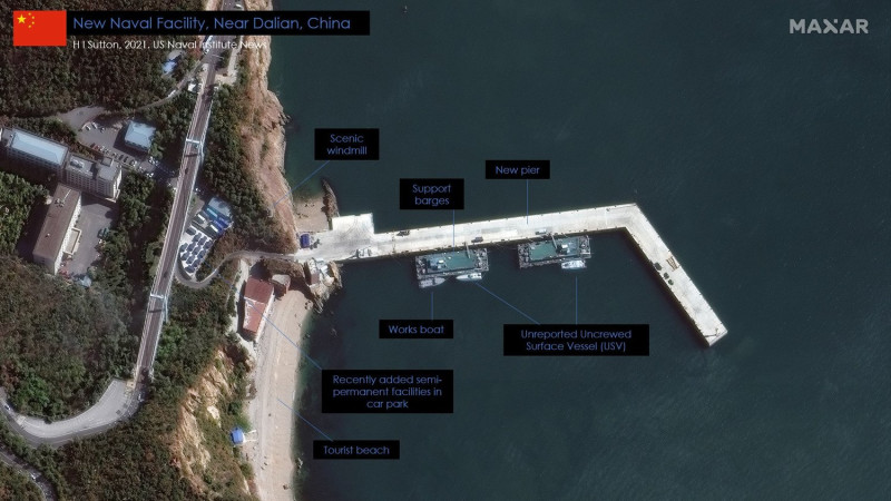 美國海軍學會新聞網(USNI news)報導，從衛星照片上證實中國北方大連市「小平島潛艦基地」附近一處秘密的解放軍海軍碼頭，正在測試大型無人水面艦艇(USV)。   圖：翻攝自MAXAR