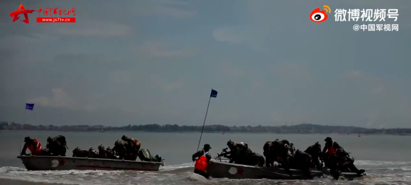 士兵擔負強攻重任，卻乘坐毫無防護和攻擊能力的小艇登陸，令人質疑演習只是為了拍影片，沒有實戰意義。   圖：翻攝自中國軍網微博