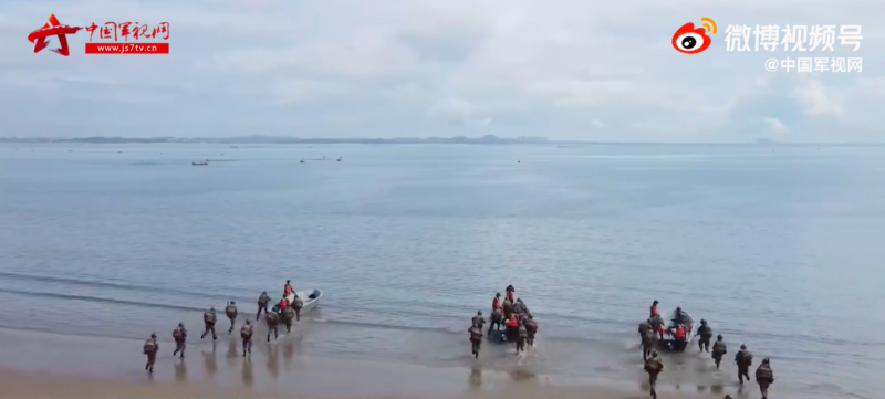 中共解放軍第 73 集團軍某合成旅在閩南某海域展開搶灘登陸演練。   圖：翻攝自中國軍網微博