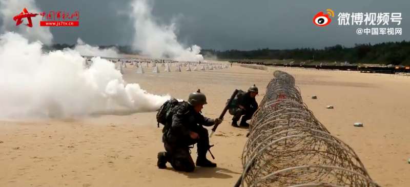 中共解放軍第 73 集團軍某合成旅在閩南某海域展開搶灘登陸演練。   圖：翻攝自中國軍網微博