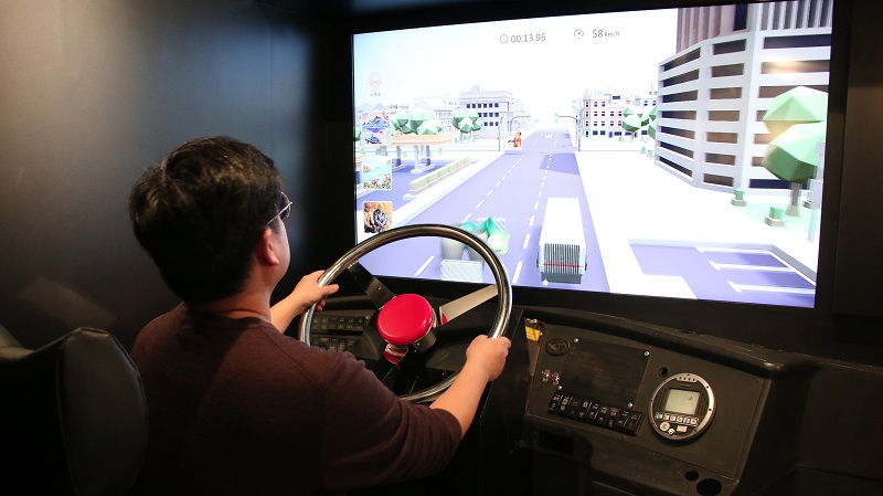 在ARTGOGO數位號內，將駕駛座區改造成互動體驗遊戲，以打開藝術感官為主題。   圖：新北市文化局提供