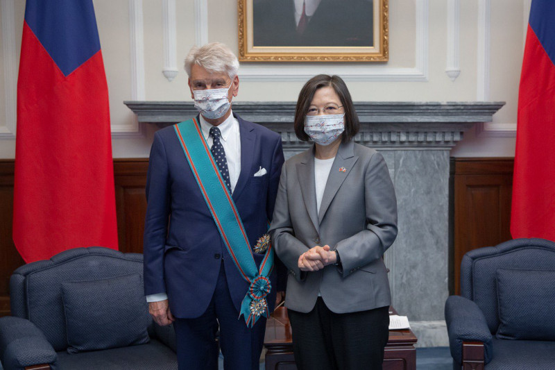 法國前防長、現任參議員李察（左）訪問台灣，在面見我總統蔡英文時，數度提到台灣是國家。   圖：翻攝自蔡英文推特