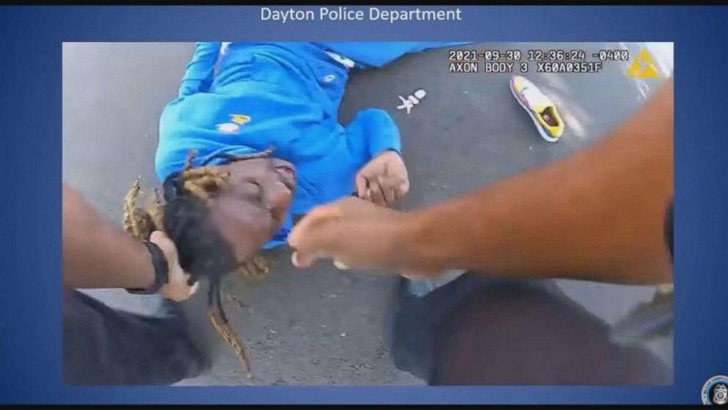 一名下肢癱瘓黑人男子被俄亥俄州戴頓市員警從車裡強行拖出，員警一度拽著黑人男子的頭髮……   圖 : 截取自戴頓市警方影片