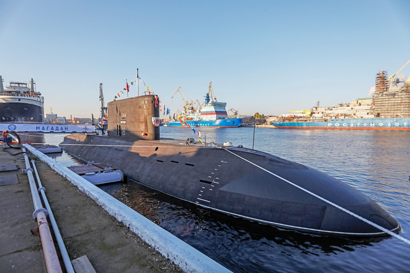 俄羅斯最新「636.3型」常規動力潛艦「馬加丹號」在聖彼得堡港口成軍。   圖：翻攝Минобороны России臉書